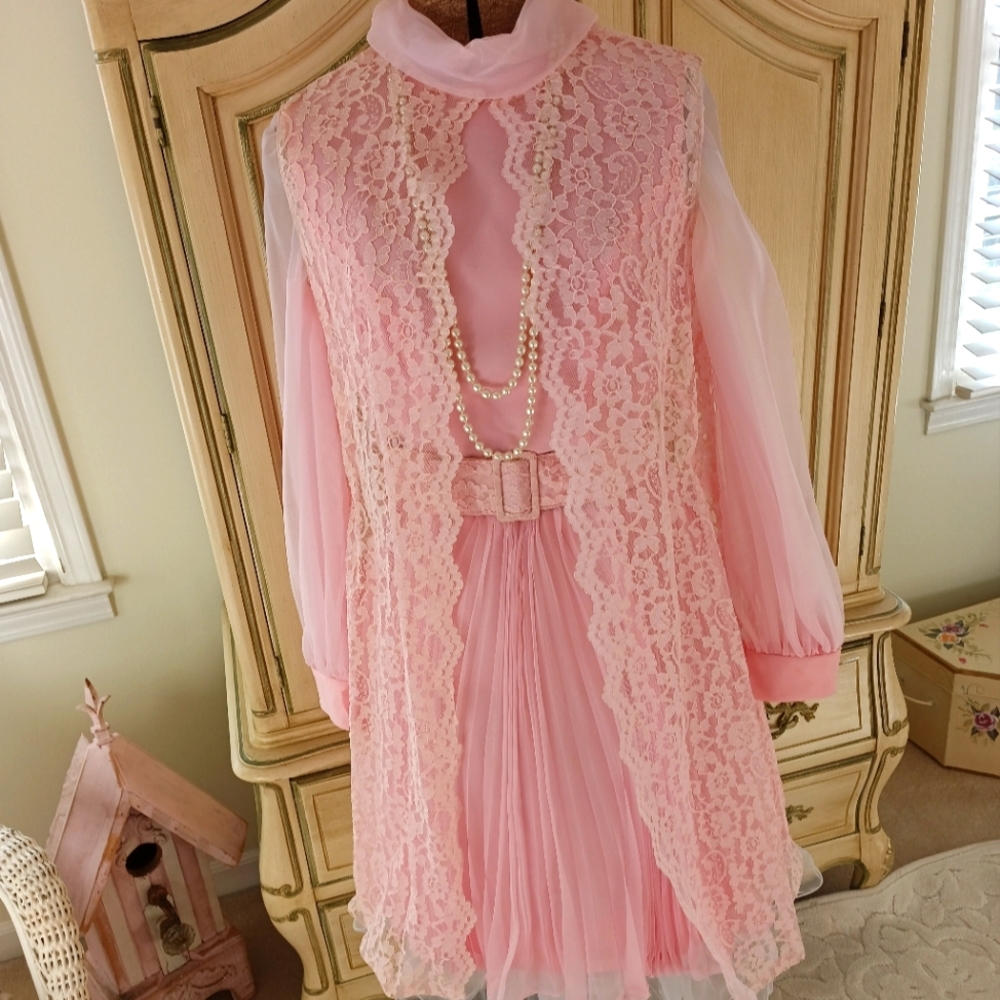 BEAUTIFUL PASTEL PINK NYLON CHIFFON 60S PLEATED DRESS W/ LACE BELT AND OVERLAY!